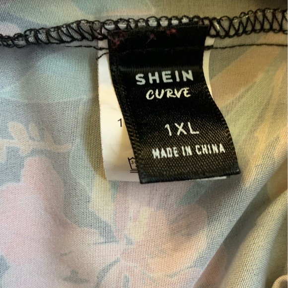 SHEIN Curve 2 Piece Crop Top With Shorts Tropical Floral Design Tie Top - Picture 4 of 5